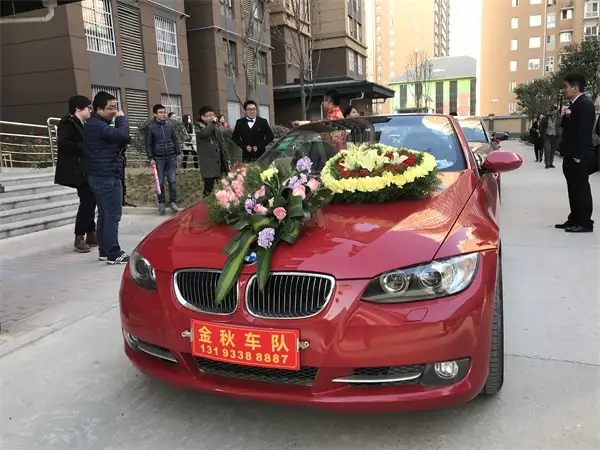 敞篷婚車